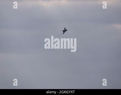 Le chasseur du typhon de la RAF se dirige vers la zone d'exposition aérienne lors du salon de l'air de Bournemouth 2021. Banque D'Images