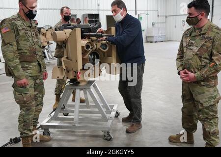 Des soldats de la 309e Compagnie des ingénieurs, Brainerd, Minn., et du 367e Bataillon des ingénieurs, St. Joseph, Minn., participent à la formation des opérateurs sur les nouveaux équipements de la station d'armes à distance commune fournie par Ignacio Nevarez, entraîneur de TRADOC, à fort McCoy, Wisconsin. Banque D'Images