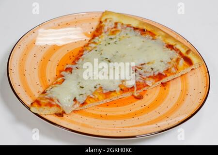 tranche de pizza américaine, croûte mince avec sauce tomate et fromage mozzarella, semblable à margarita Banque D'Images