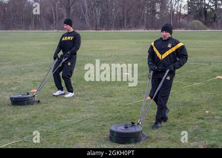 Sgt. Ronald Roden de 1ère classe (à gauche) et le sergent d'état-major. Christian Cummings (à droite), meilleurs concurrents guerriers, a exécuté la partie de traînée de sprint Drag Carry événement de l'Army combat Fitness Test avril 20, à fort McCoy, Le gagnant de la meilleure compétition de guerriers représentera la première armée à la compétition du meilleur guerrier du Commandement des Forces américaines plus tard cette année. Banque D'Images