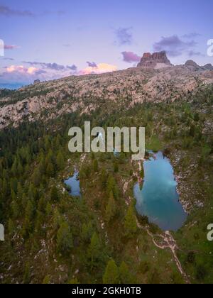 Vue aérienne sur le lac Limides pendant un magnifique coucher de soleil d'été. Dolomites, Cortina d'Ampezzo, province de Belluno, Vénétie, Italie, Europe. Banque D'Images