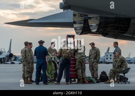 Les aviateurs de la US Air Force de la 104e Escadre de chasseurs de la Garde nationale aérienne du Massachusetts tiennent un briefing sur la sécurité au Air Dominance Center pendant l'événement Sentry Savannah 2021, organisé par la Georgia Air National Guard, à Savannah (Géorgie), le 20 avril 2021. Plus de 10 unités et plus de 60 avions participent à Sentry Savannah 2021, le plus grand exercice de combat air-air, 4e et 5e génération de la Garde nationale aérienne, pour présenter l'état de préparation des avions de combat du pays. Banque D'Images