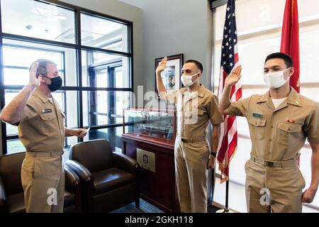 ADM. Arrière Jamie Sands, commandant du Commandement de l'instruction du Service naval, administre le serment d'office lors d'une cérémonie de mise en service pour Ensign Travis Longstaff, originaire d'Ocean City, New Jersey, et Ensign Matthieu David, originaire d'Atlanta, en Géorgie, tous deux diplômés de l'École des candidats officiers (OCS) au Commandement de l'instruction des officiers Newport (OTCN), Rhode Island, avril 20. OCS développe des civils et des marins de flotte en officiers nouvellement commissionnés moralement, mentalement, physiquement et les imprègne avec les idéaux les plus élevés d'honneur, de courage et d'engagement afin de préparer les diplômés au service dans le Banque D'Images