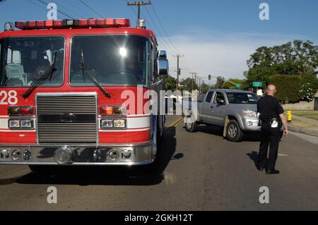 San Diego Fire-Rescue Engine 28, The Dragon House, à l'accident de la circulation avec la circulation étant dirigé par le policier de San Diego Banque D'Images