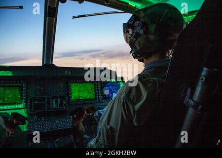 Aaron W. Esparza, capitaine du corps des Marines des États-Unis, survole un hélicoptère UH-1Y Venom au-dessus du centre de combat aérien du corps des Marines Twentynine Palms, Californie, le 20 avril 2021. L'escadron d'attaque de la lumière marine (MLA) 269 et d'autres escadrons affectés au Groupe d'aéronefs maritimes (GAM) 29 sont formés pour intégrer et soutenir diverses unités de sol marin dans le cadre de l'exercice d'instruction sur le niveau de service (ESLTE) 3-21. SLTE est une série d'exercices conçus pour préparer les Marines à des opérations dans le monde entier en augmentant leur capacité à opérer et à mener des opérations de combat offensives et défensives. MAG-29 est un u subordonné Banque D'Images