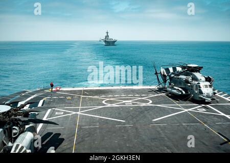 OCÉAN PACIFIQUE (20 avril 2021) le navire de transport amphibie USS Portland (LPD 27) et le navire d'assaut amphibie USS Essex (LHD 2) naviguent en formation, avril 20. Les Marines et les marins de la 11e unité expéditionnaire maritime mènent une formation de routine dans le cadre du Essex Amphiobie Ready Group (ARG). Ensemble, le 11e MEU, l'escadron amphibie (PHIBRON) 1 et les navires sont désignés comme ARG. Banque D'Images