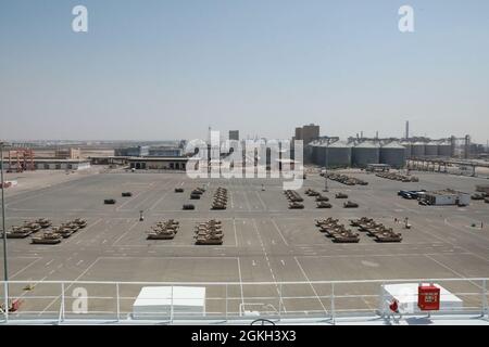 Vue aérienne de Liberty Peace comme véhicules militaires sont téléchargés et mis en scène en préparation pour le transport au Koweït au port industriel de Yanbu, Royaume d'Arabie Saoudite, 20 avril 2021 dans le cadre de l'exercice logistique, LOGEX 21. Le navire de cargaison transportait du matériel roulant pour inclure le véhicule de combat M2/A2 Bradley, les véhicules tactiques moyens légers (LMTV) et le véhicule à roues polyvalent haute mobilité (HMMWV). LOGEX 21 démontre l’état de préparation et la capacité du 1er TSC à fournir un soutien réactif aux forces des États-Unis et de la nation partenaire de n’importe où dans le théâtre de commandement central des États-Unis, exe Banque D'Images