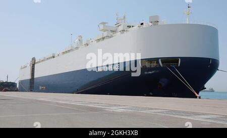 Le navire de fret Liberty Peace arrive au port industriel de Yanbu, Royaume d'Arabie saoudite, le 20 avril 2021, à l'appui de l'exercice logistique LOGEX 21. Le navire de cargaison transportait du matériel roulant pour inclure le véhicule de combat M2/A2 Bradley, les véhicules tactiques moyens légers (LMTV) et le véhicule à roues polyvalent haute mobilité (HMMWV) qui ont été téléchargés, mis en scène et transférés au Koweït dans le cadre de LOGEX21. LOGEX 21 démontre l’état de préparation et la capacité du 1er Commandement du soutien du théâtre d’offrir un soutien réactif aux forces des États-Unis et des pays partenaires de n’importe où dans le cent des États-Unis Banque D'Images