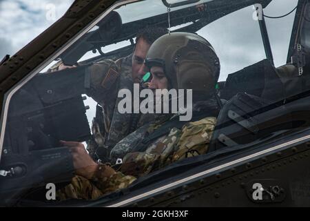 Les soldats du 2-6 escadron Calvaire, 25e Brigade de l'aviation de combat ont eu l'occasion unique d'un vol d'orientation AH-64D Apache avec nos pilotes instructeurs principaux de l'escadron sur l'aérodrome de l'armée de Wheeler, à Hawaï. Ces soldats travaillent diligemment chaque jour pour assurer l'état de préparation de nos Apaches. Banque D'Images