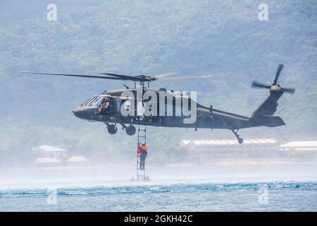 Les soldats de l'armée américaine affectés au 1er Bataillon, 228e Régiment d'aviation, Force opérationnelle interarmées-Bravo, base aérienne de Soto Cano, Honduras, effectuent un exercice d'entraînement en échelle de spéléologie dans un hélicoptère HH-60L Blackhawk pendant l'entraînement de survie en eau à la baie de Trujillo, Honduras, le 20 avril 2021. Cette formation de routine permet à la foi-Bravo d'être une force dynamique pour le Commandement Sud des États-Unis, capable de soutenir les deux pays partenaires, ainsi que les intérêts et les citoyens américains dans toute la région de l'Amérique centrale. Banque D'Images