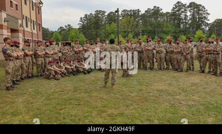 Un parachutiste affecté à l’équipe de combat de la 3e Brigade, 82e division aéroportée a effectué une familiarisation aux communications tactiques pour les parachutistes de la Brigade d’assaut aérienne 16 de l’Armée britannique sur fort Bragg, en Caroline du Nord, le 20 avril 2021. Banque D'Images