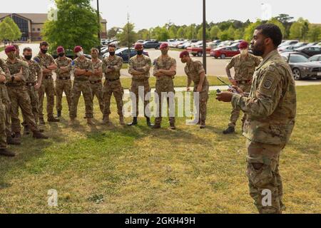 Un parachutiste affecté à l’équipe de combat de la 3e Brigade, 82e division aéroportée a effectué une familiarisation aux communications tactiques pour les parachutistes de la Brigade d’assaut aérienne 16 de l’Armée britannique sur fort Bragg, en Caroline du Nord, le 20 avril 2021. Banque D'Images