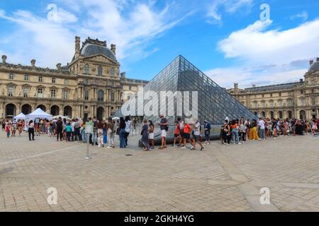 France, Paris, 2021-08-11. Une longue file devant l'entrée du musée du Louvre devant la pyramide en raison du contrôle des pas de santé Banque D'Images