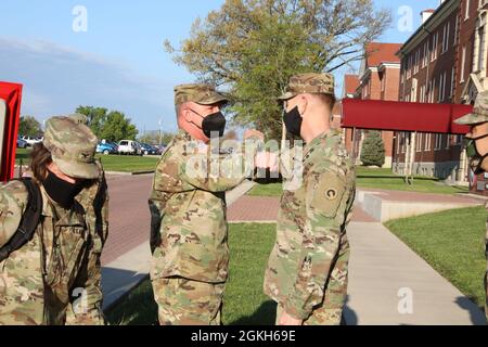 Le lieutenant général Charles Pede, juge-avocat général de l'Armée des États-Unis, et le colonel Joseph Kurz, chef d'état-major, 1st Theatre Suresment Command, s'embue lors de la visite de Pede au 1er TSC, fort KNOX, Kentucky, le 21 avril 2021. Banque D'Images