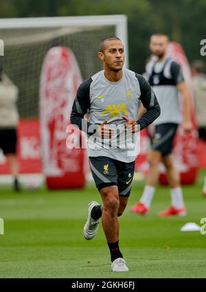 Kirkby, Knowsley, Merseyside, Angleterre, 14 septembre 2021: The Academy, KirkbyKnowsley, Merseyside, Angleterre: Liverpool FC formation avant le match de la Ligue des champions contre l'AC Milan le 15 septembre: Thiago Alcantara pendant la séance d'entraînement ouverte de cet après-midi Banque D'Images