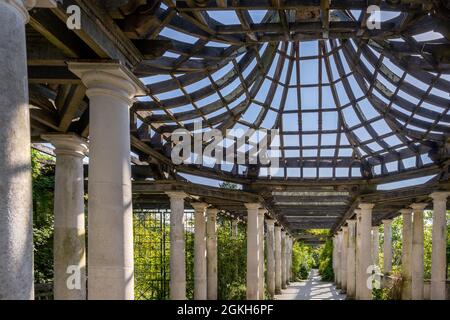 La structure en bois de Hampstead Heath Pergola dans Hill Gardens lors d'un après-midi ensoleillé d'été, Londres, Angleterre Banque D'Images