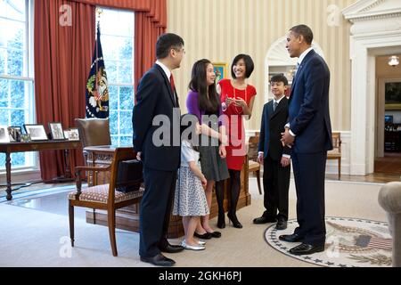 Le président Barack Obama rencontre le secrétaire au Commerce Gary Locke et sa famille dans le Bureau ovale avant d'annoncer Locke comme le prochain ambassadeur des États-Unis en Chine, le 9 mars 2011. (Photo officielle de la Maison Blanche par Pete Souza) cette photo officielle de la Maison Blanche est disponible uniquement pour publication par les organismes de presse et/ou pour impression personnelle par le(s) sujet(s) de la photo. La photographie ne peut être manipulée d'aucune manière et ne peut pas être utilisée dans des documents commerciaux ou politiques, des publicités, des e-mails, des produits, des promotions qui, de quelque manière que ce soit, suggèrent l'approbation ou l'approbation du Banque D'Images