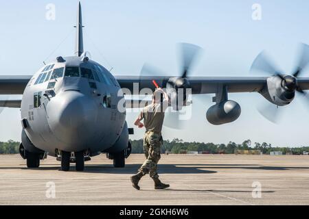 Un avion Hercules C-130 affecté à la 120e Escadre de transport aérien, la Garde nationale aérienne du Montana, retourne à la base après une mission d’entraînement durant l’exercice Southern Strike au Centre d’entraînement sur la préparation au combat de la Garde nationale du Mississippi Gulfport, Mils, le 21 avril 2021. Southern Strike est un exercice d'entraînement annuel organisé par la Garde nationale du Mississippi afin d'accroître la préparation au combat dans toutes les branches de l'armée américaine. Banque D'Images