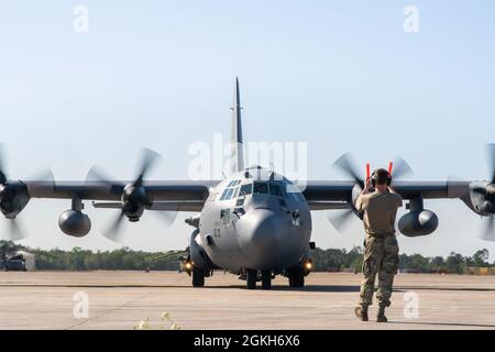 Un avion Hercules C-130 affecté à la 120e Escadre de transport aérien, la Garde nationale aérienne du Montana, retourne à la base après une mission d’entraînement durant l’exercice Southern Strike au Centre d’entraînement sur la préparation au combat de la Garde nationale du Mississippi Gulfport, Mils, le 21 avril 2021. Southern Strike est un exercice d'entraînement annuel organisé par la Garde nationale du Mississippi afin d'accroître la préparation au combat dans toutes les branches de l'armée américaine. Banque D'Images