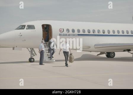 Le chef de la Défense belge, l'amiral Michel Hofman, et d'autres délégués de Belgique quittent leur avion à la base aérienne de Sheppard, Texas, le 21 avril 2021. L'amiral Hofman a visité le programme d'entraînement des pilotes de avions interarmées Euro-OTAN, où tous les pilotes de chasseurs belges s'entraînent. Banque D'Images