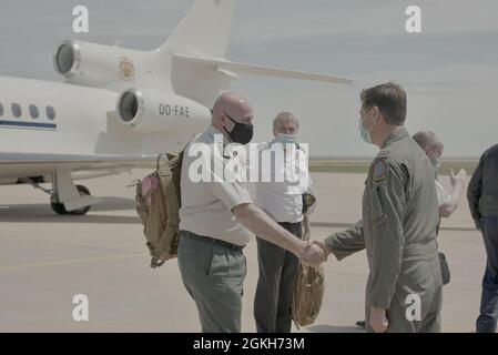 Le commandant de la 80e Escadre d'entraînement en vol, le colonel Robert Haas, accueille des visiteurs de Belgique à la base aérienne de Sheppard, Texas, le 21 avril 2021. Le Chef de la Défense belge, l'amiral Michel Hofman, a visité le programme d'entraînement des pilotes de avions interarmées euro-OTAN, où tous les pilotes de chasseurs belges s'entraînent. Banque D'Images