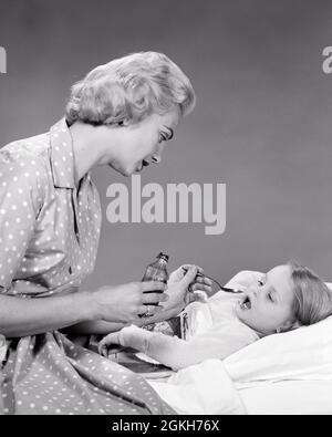 LES ANNÉES 1950 INQUIÈTES FEMME MÈRE DONNANT UNE CUILLERÉE DE LA MÉDECINE LIQUIDE À LA PETITE FILLE MALADE ALLONGÉ DANS LE LIT - A4102 HAR001 HARS DONNER PEUR JUVÉNILE FORTE STYLE DE VIE FEMMES STUDIO SHOT MALADIE MAISON VIE COPIE ESPACE FEMMES DEMI-LONGUEUR FILLES PERSONNES AFFECTION DE SOINS B&W TRISTESSE SOINS SOUFFRANT BIEN-ÊTRE PRÉVENTION GUÉRISON DIAGNOSTIC SOINS DE SANTÉ DÉFICIENCE TRAITEMENT ALTÉRATION CONCEPTUELLE ATTACHEMENT PERSONNEL MAUVAISE SANTÉ AFFECTION PATIENT ÉMOTION JUVÉNILES ADULTE MOYEN FEMME ADULTE MÈRE NOIR ET BLANC MALADIE ETHNIQUE CAUCASIENNE HAR001 OLD FASHIONED Banque D'Images