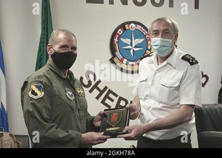 Le chef belge de la Défense, l'amiral Michel Hofman, reçoit un cadeau du commandant de la 80e escadre d'entraînement en vol, le colonel Robert Haas. L'amiral Hofman a visité le programme d'entraînement des pilotes de avions interarmées Euro-OTAN, où tous les pilotes de chasseurs belges s'entraînent. Banque D'Images