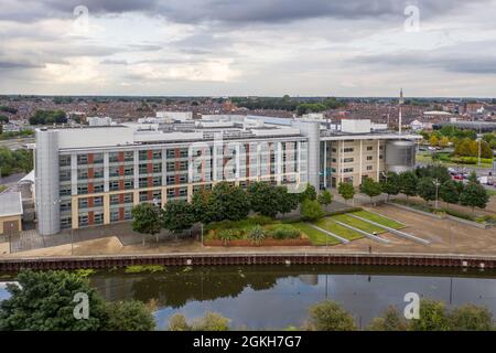 DONCASTER, ROYAUME-UNI - 10 SEPTEMBRE 2021. Vue aérienne sur le campus du Doncaster College et le bâtiment du centre universitaire Banque D'Images