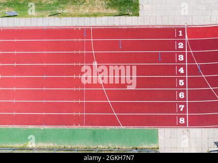 Vue aérienne d'une ligne d'arrivée de piste de course d'athlétisme montrant les voies et les chiffres Banque D'Images