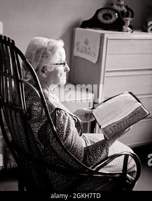 DES ANNÉES 1970 DES FEMMES ÂGÉES ANONYMES NON IDENTIFIÉES AMISH OU MENNONITE ASSIS DANS UNE CHAISE À BASCULE EN BOIS COURBÉE LISANT LA BIBLE - C11821 HAR001 BIBLES DE LA VIEILLESSE HARS OLDSTERS OLDSTER RELIGIEUX MENNONITE VIEILLISSEMENT CHRISTIANISME DANS LES ANCIENS NON IDENTIFIÉS BENT GÉRIATRIQUE ANONYME BENTWOOD FIDÈLE OU FEMME ÂGÉE IDÉES DE FOI NOIR ET BLANC RACE BLANCHE HAR001 OLD FASHIONED PROTESTANT Banque D'Images