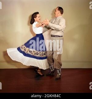 COUPLE SOURIANT DES ANNÉES 1950 PORTANT DES VÊTEMENTS COUNTRY WESTERN DANSE CARRÉE - D2997C LAN001 HARS JOIE STYLE DE VIE CÉLÉBRATION FEMMES MARIÉE STUDIO TOURNÉ RURAL CONJOINT ÉPOUX GROGNUP SAINTETÉ COPIE AMITIÉ PLEINE LONGUEUR PERSONNES ADULTES PERSONNAGE HOMMES WESTERN DIVERTISSEMENT B&W PARTENAIRE BONHEUR LOISIRS EXCITATION PANTALONS ELLE EST BLOUSE ÉLÉGANT ILS IL MI-ADULTE MI-ADULTE HOMME MI-ADULTE FEMME DÉTENTE TOGETHERNESS DEUX-PAS ÉPOUSES NOIR ET BLANC CAUCASIEN L'ETHNICITÉ DU PAYS EST UN WESTERN À L'ANCIENNE Banque D'Images