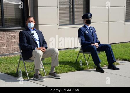 L'honorable Frank A. LoBiondo, ancien deuxième représentant du district du Congrès, et le colonel de la US Air Force, Bradford R. Everman, commandant de la 177e Escadre de chasseurs, siègent lors d'une cérémonie à la base de la Garde nationale aérienne d'Atlantic City, N.J., le 21 avril 2021. Le 177FW a consacré le bâtiment du siège à LoBiondo en reconnaissance de ses efforts inlassables pour obtenir un financement de 14 projets de construction militaire évalués à 58.8 millions de dollars, renforçant la qualité de vie et l'efficacité de la mission. Banque D'Images