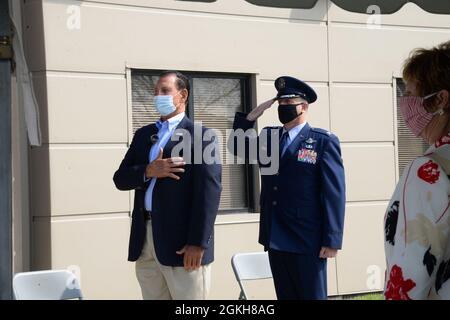 L'honorable Frank A. LoBiondo, ancien deuxième représentant du district du Congrès, et le colonel de la Force aérienne des États-Unis Bradford R. Everman, commandant de la 177e Escadre de chasseurs, se tiennent et rendent hommage à des civils et à des militaires pendant le jeu de l'hymne national à la base de la Garde nationale aérienne d'Atlantic City, N.J., le 21 avril 2021. Le 177FW a consacré le bâtiment du siège à LoBiondo en reconnaissance de ses efforts inlassables pour obtenir un financement de 14 projets de construction militaire évalués à 58.8 millions de dollars, renforçant la qualité de vie et l'efficacité de la mission. Banque D'Images