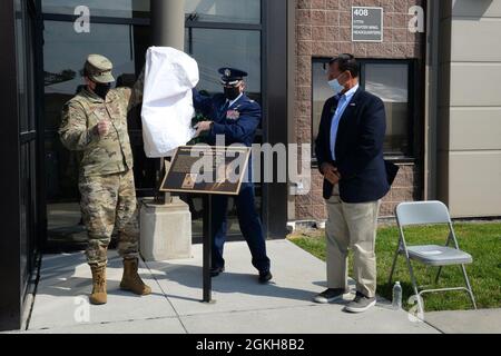 De droite, l'honorable Frank A. LoBiondo, ancien deuxième représentant du district du Congrès, observe alors que le U.S. Air Force Coll. Bradford R. Everman, commandant de la 177e Escadre de chasseurs, et Brig. Le général Patrick M. Kennedy, Adjutant adjoint général-Air, Garde nationale du New Jersey, dévoile une plaque à la base de la Garde nationale aérienne d'Atlantic City, N.J., 21 avril 2021. Lors de la cérémonie de dévoilement, le 177FW a consacré le bâtiment du siège à LoBiondo en reconnaissance de ses efforts inlassables pour obtenir un financement de 14 projets de construction militaire évalués à 58.8 millions de dollars, renforçant la qualité de vie et m Banque D'Images