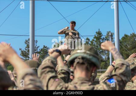 Les parachutistes affectés à l’équipe de combat de la 3e Brigade, 82e division aéroportée ont mené une formation de base de recyclage aéroporté aux côtés de leurs alliés de l’OTAN à partir de la Brigade d’assaut aérienne 16 de l’Armée britannique sur fort Bragg, en Caroline du Nord, le 21 avril 2021. Banque D'Images