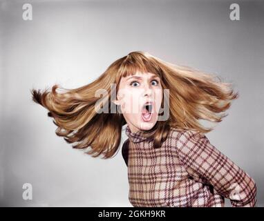 PORTRAIT DES ANNÉES 1960 DE LA SURPRISE DE CHEVEUX ROUGE FEMME REGARDANT L'APPAREIL PHOTO AVEC LA BOUCHE LARGE OUVERTE ET LES CHEVEUX VOLENT - G6743C HAR001 HARS MOUVEMENT STYLE DE VIE FEMMES AGACÉES STUDIO SHOT MOUVEMENT COPIE ESPACE DEMI-LONGUEUR RISQUE PLAID MOUVEMENT TOURNANT YELLING LARGE ACTIVITÉ DE CONTACT OCULAIRE L'EXCITATION DE L'IRÉ AFFLIGÉE FAIT RAGE FURIEUX MOUVEMENT DE INCRÉDULITÉ FLOU GROS PLAN YELL SOLITAIRE MÉCONTENTEMENT HOSTILITÉ RIED LARGE-EYED COLÈRE ÉMOTION ÉMOTIONNELLE RAGE IRRITÉ INCROYABLE JEUNE FEMME ADULTE AGAPE L'ETHNIE CAUCASIENNE DÉPLAISAIT HAR001 À L'ANCIENNE Banque D'Images