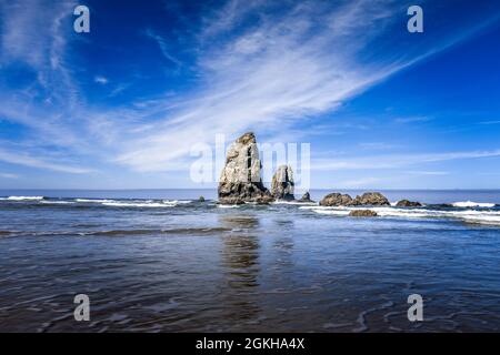Rochers près de Haystack Rock sur la plage de Cannon, parc national d'Ecola, Oregon Banque D'Images