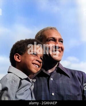 DES ANNÉES 1970, UN GARÇON ET UN GRAND-PÈRE AFRO-AMÉRICAINS SOURIANT AVEC DES BRAS AUTOUR L'UN DE L'AUTRE, REGARDANT AU LOIN - J13280C HAR001 HARS VIEUX TEMPS NOSTALGIE VIEILLE MODE 1 JEUNES GÉNÉRATIONS FORT GRAND-PÈRE HEUREUX FAMILLES JOIE STYLE DE VIE PARENT AÎNÉ PORTRAITS GRANDS-PARENTS GRANGNUP SAINTETÉ COPY SPACE PERSONNES ENFANTS AMITIÉ PERSONNES S'OCCUPANT HOMMES SENIOR HOMME AMÉRICAINS SENIOR ADULTE PARENT SEUL LIBÈRE DES OBJECTIFS PARENTS UNIQUES MINORITÉ LE BONHEUR EST À LA TÊTE ET AUX ÉPAULES DES AFRO-AMÉRICAINS DIVERSITÉ ETHNIQUE AFRO-AMÉRICAINE ET DE FAIBLE ANGLE FIERTÉ AFRO-AMÉRICAINE LES AFRO-AMÉRICAINS SOURIENT DE JEUNES ET DE VIEILLES GÉNÉRATIONS Banque D'Images