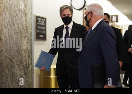 Washington, États-Unis. 14 septembre 2021. Le sénateur Bob Menendez(D-NJ) (R) et le secrétaire d'État Antony Blinken (L) arrivent à l'audience sur « l'examen du retrait des États-Unis d'Afghanistan », à l'immeuble du bureau du Sénat Dirksen à Washington. Crédit : SOPA Images Limited/Alamy Live News Banque D'Images