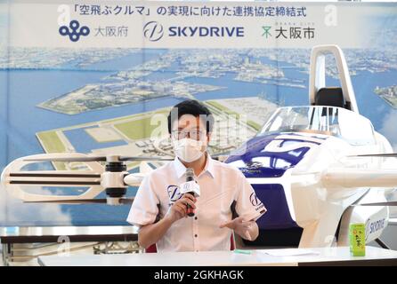 Osaka, Japon. 14 septembre 2021. L'entreprise japonaise de véhicule de vol Tomohiro Fukuzawa, président de SkyDrive, explique le véhicule de vol SD-03 de la compagnie, alors que SkyDrive a signé un accord de partenariat avec la préfecture d'Osaka et la ville d'Osaka à Osaka, dans l'ouest du Japon, le mardi 14 septembre 2021. Osaka accueillera l'exposition mondiale en 2015 et s'attend à ce qu'un service de taxi aérien soit lancé à l'occasion de l'événement. Credit: Yoshio Tsunoda/AFLO/Alay Live News Banque D'Images