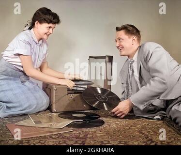 ADOLESCENT DES ANNÉES 50 SOURIANT COUPLE GARÇON ET FILLE ASSIS SUR LE SOL JOUANT DES DISQUES DE MUSIQUE DE VINYLE SUR UN PHONOGRAPHE PORTABLE - J2427C LAN001 HARS OLD MODE 1 JUVÉNILE STYLE DE COMMUNICATION JEUNES ADULTES DISQUES VINYLE HEUREUX MODE DE VIE FEMMES STUDIO SHOT SANTÉ VIE À LA MAISON COPIER ESPACE PERSONNES ENFANTS AMITIÉ DEMI-LONGUEUR PERSONNES MÂLES ADOLESCENT JEUNE FILLE ADOLESCENT GARÇON DIVERTISSEMENT PORTABLE B&W PHONOGRAPHE DATANT BONHEUR CHOIX RECORD L'ATTRACTION DU JOUEUR SOURIT 33 RPM COURSHIP JOYFUL ÉLÉGANT ADOLESCENT JEUNE AMOUR LP POSSIBILITÉ JUVÉNILES LONG-JEU SOCIAL ACTIVITÉ TOGETHERNESS JEUNE ADULTE HOMME JEUNE FEMME ADULTE Banque D'Images