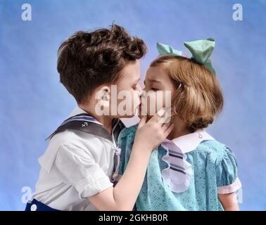 ANNÉES 1930 DEUX ENFANTS JEUNE GARÇON ET FILLE EMBRASSANT - J3192C HAR001 HARS STUDIO SHOT ACCUEIL VIE ENFANTS AMITIÉ DEMI-LONGUEUR INSPIRATION HOMMES BIENVEILLANTS FRÈRES ET SŒURS SPIRITUALITÉ SŒURS B&W AMOUR FRÈRE AFFECTUEUX MARIN COSTUME ÉLÉGANT CHIOT AMOUR AFFECTION ENGAGEMENT CROISSANCE CHEVEUX RUBAN JEUNES TOGETHERNESS NOIR ET BLANC CAUCASIEN ETHNICITÉ ANCIENNE HAR001 Banque D'Images