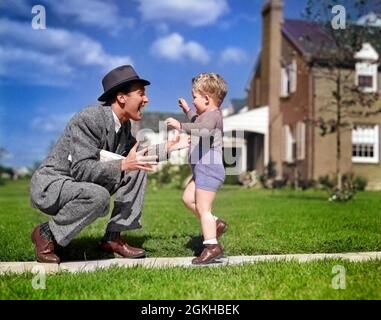 UN PÈRE DES ANNÉES 1940 SALUE SON FILS COURANT VERS LUI SUR LE TROTTOIR - J7996C HAR001 HARS EXTÉRIEUR MARCHER ENSEMBLE DAD VENDEUR VÊTEMENTS COURIR COUPLE NOSTALGIQUE HOMMES D'AFFAIRES COMMUNAUTÉ BANLIEUE TROTTOIR RELATION VIEUX TEMPS NOSTALGIE VIEILLE MODE 1 SALUTATION JARDIN JUVÉNILE EXCITÉE STYLE BIENVENUE JEUNE ADULTES FILS FAMILLES JOIE PARENTALITÉ RELATION GROGNUP SANTÉ MAISON VIE COPIE ESPACE PERSONNES ENFANTS AMITIÉ PLEINE LONGUEUR HUG PERSONNES S'OCCUPANT DE MÂLES AMERICANA PÈRES B&W LIEN DE PROTECTION PATERNELLE PATERNITÉ PARENT UNIQUE SALUER PROTÉGER LE BONHEUR QUARTIER DADS EXCITATION HOMME D'AFFAIRES SOUS ANGLE Banque D'Images