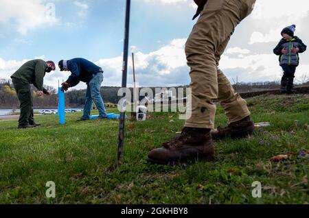 Les Rangers du parc et les bénévoles travaillent ensemble pour planter des jeunes arbres lors d'un événement du jour de la Terre 2021 au lac Crooked Creek à Ford City, en Pennsylvanie, le 22 avril 2021. Environ 20 bénévoles ont participé à l'événement pour planter 200 jeunes arbres, dont le pin blanc de l'est et le chêne blanc de marais, donnés par West Penn Power. Crooked Creek est l'un des 16 réservoirs de contrôle des crues dans le district de Pittsburgh du U.S. Army corps of Engineers. Plusieurs réservoirs et parcs du district de Pittsburgh ont célébré le jour de la Terre en organisant soit un nettoyage volontaire, soit une journée de plantation d'arbres. Banque D'Images