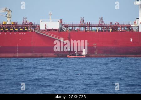 Un Cutter de la Garde côtière Charles Sexton embarque un migrant cubain du camion-citerne STI Brixton, le 22 avril 2021 à environ 70 miles au sud-ouest de Marathon, en Floride. L'équipage du Cutter Isaac Mayo de la Garde côtière a rapatrié les migrants cubains qui ont été embarqués de la STI Brixton. (Photo de la Garde côtière) Banque D'Images