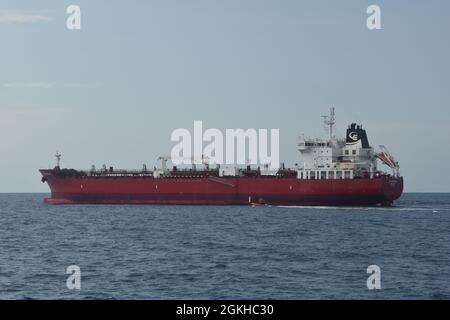 Un équipage de petit bateau Charles Sexton, Cutter de la Garde côtière, vient le long du camion-citerne, STI Brixton, le 22 avril 2021, à environ 70 miles au sud-ouest de Marathon, en Floride. L'équipage du Cutter Isaac Mayo de la Garde côtière a rapatrié les migrants cubains qui ont été embarqués de la STI Brixton. (Photo de la Garde côtière) Banque D'Images