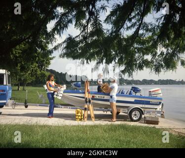 FAMILLE DES ANNÉES 1980 EN VACANCES SE PRÉPARANT À METTRE HORS-BORD BATEAU À MOTEUR REMORQUÉ DERRIÈRE UN CAMION DE RAMASSAGE DANS L'EAU DU LAC - KB15891 CYP001 HARS NOSTALGIQUE PAIRE COULEUR MÈRES VIEUX TEMPS CHIFFRES NOSTALGIE REMORQUE VIEILLE MODE 1 SHORT STYLE JUVÉNILE TROPICAL VÉHICULE MOTEUR JEUNE ADULTES SÉCURITÉ TRAVAIL D'ÉQUIPE VACANCES FILS FAMILLES MODE DE VIE FEMMES MARIÉ RURAL CONJOINT ÉPOUX BATEAUX PRÉPARATION TRANSPORT ÉTATS-UNIS COPIE ESPACE AMITIÉ FEMMES PLEINE LONGUEUR PERSONNES ÉTATS-UNIS D'AMÉRIQUE HOMMES DENIM TRANSPORT PÈRES HOMMES ET FEMMES PARTENAIRE TEMPS HORS TEMPS METTRE AVENTURE LOISIRS EXCURSION DE PROTECTION ET ESCAPADE PÊCHE TIGES DADS Banque D'Images