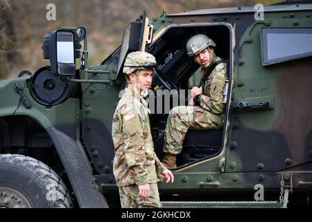 Les soldats américains affectés au 10e Groupe des forces spéciales (aéroporté) observent leurs homologues lorsqu'ils actionnent des véhicules tactiques légers interarmées (JLTV) au cours d'un cours de formation des conducteurs opérationnels qui a eu lieu dans la zone d'entraînement locale de Boeblingen, en Allemagne, le 22 avril 2021. Une équipe d'instructeurs de la Défense Oshkosh a formé des soldats sur les capacités et le fonctionnement des JLTV afin d'améliorer leurs capacités et de préparer la force pour la prochaine génération de véhicule militaire. Banque D'Images