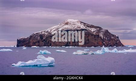 Paysage de l'île Paulet, vue de la mer avec icebergs, Antartica Banque D'Images