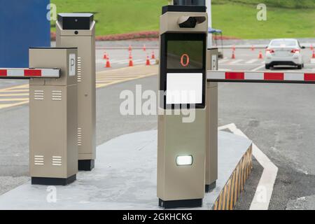 Gros plan d'une barrière automatique sur un parking avec espace de copie Banque D'Images